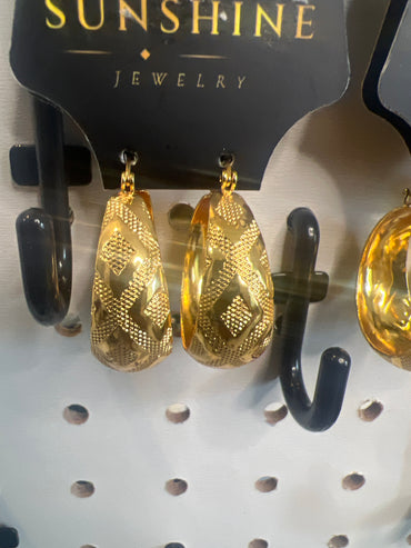 Gold Diamond-Pattern Drop Earrings
