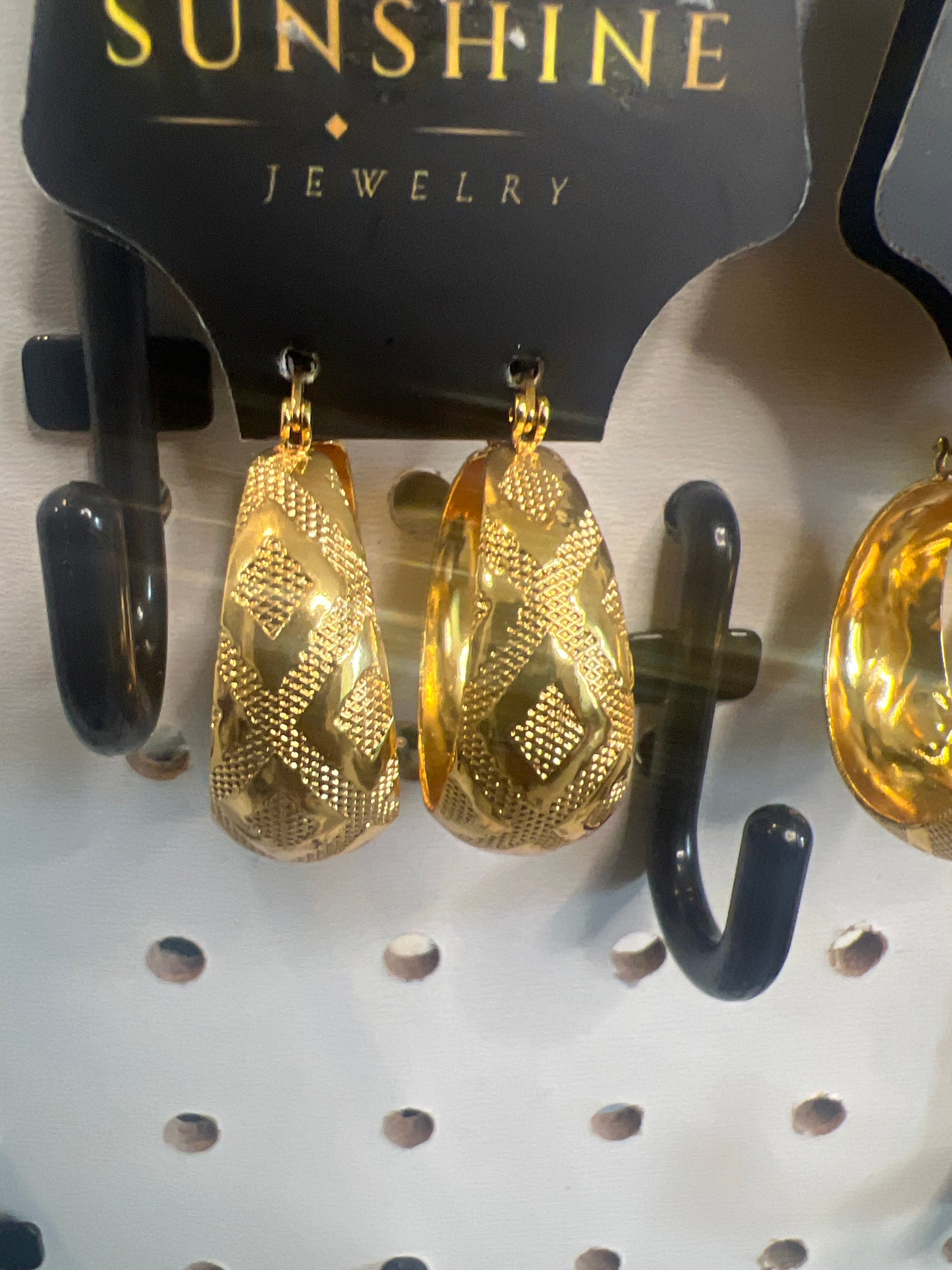 Gold Diamond-Pattern Drop Earrings